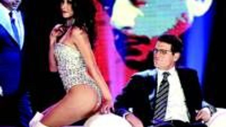 Fabio Capello: Una estriper sorprende al técnico