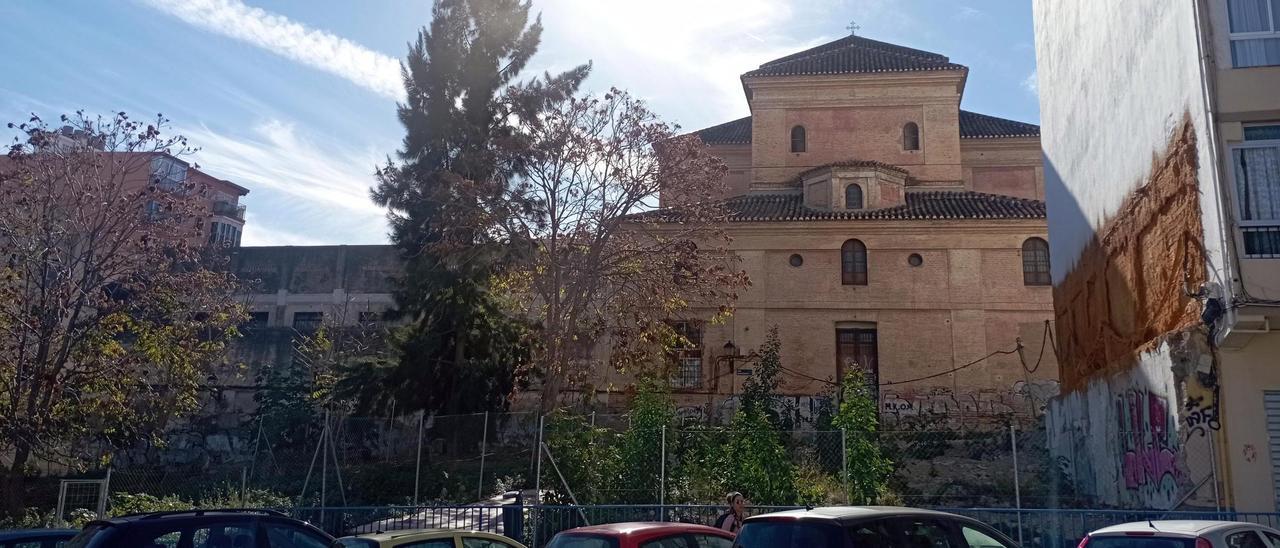 La imponente iglesia, desde el solar de calle Velarde esta semana.