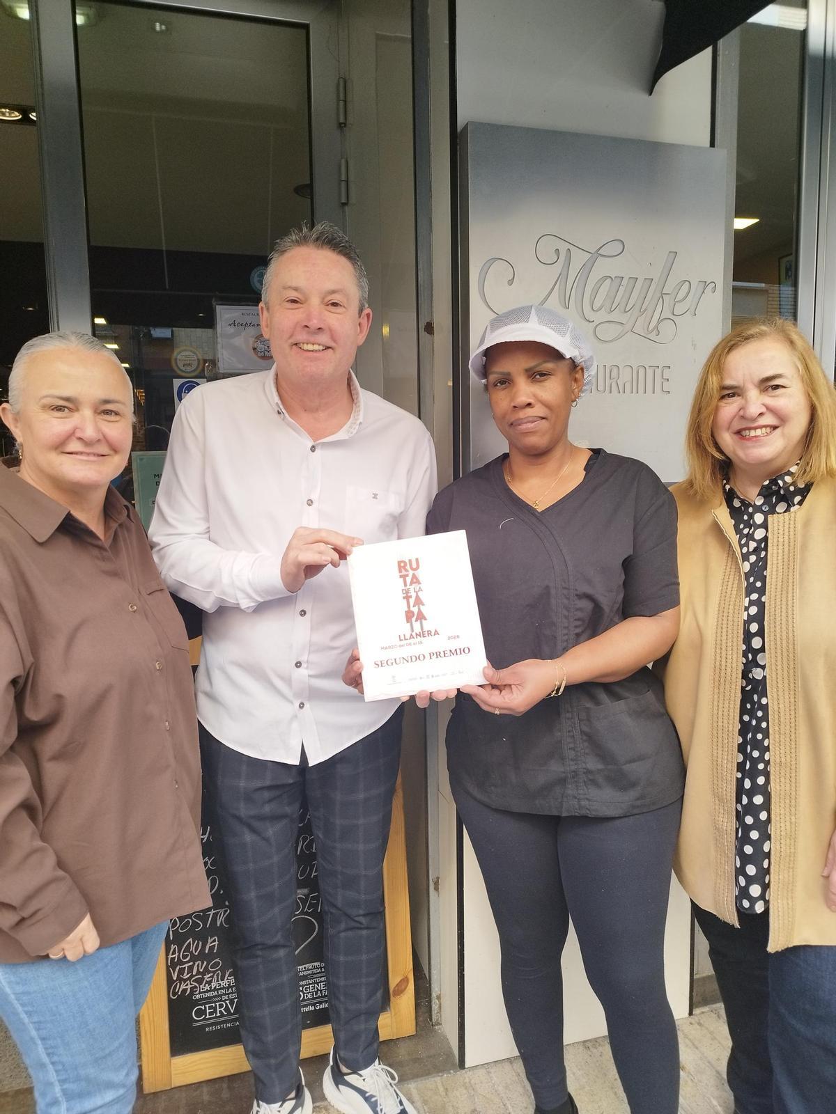 Eva María Pérez, Fernando Álvarez, Nancy Aguilar y Montse Alonso, en el Mayfer