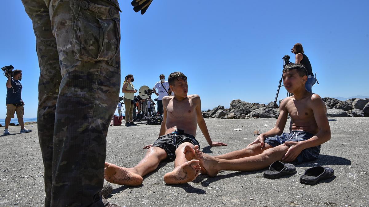 Dos menores migrantes procedente de Marruecos a su llegada a Ceuta, a 19 de mayo de 2021, en Ceuta, (España).