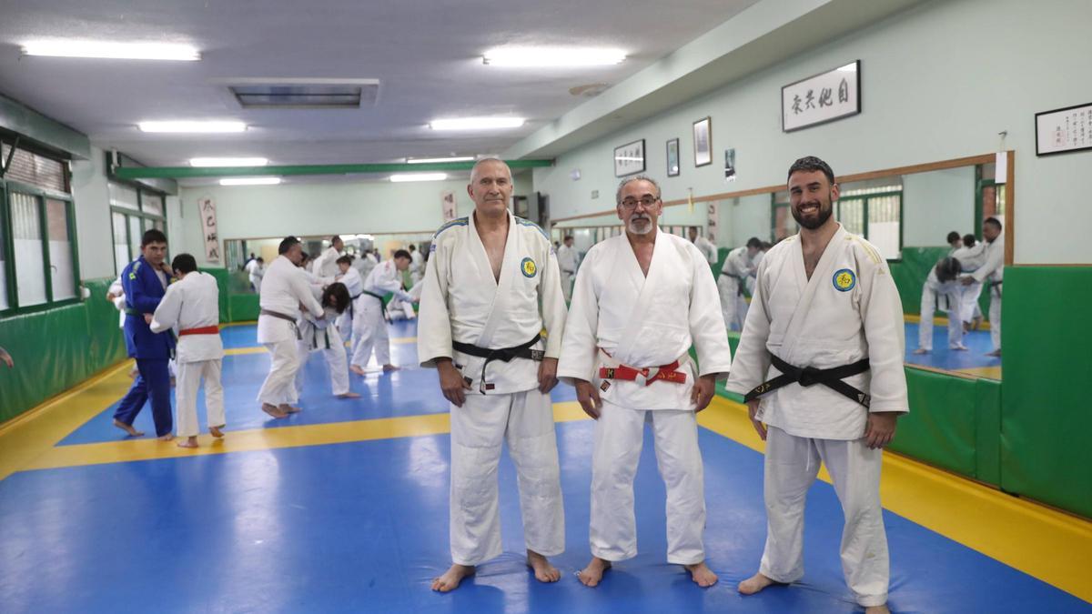 Por la izquierda, Pedro Zamora, Máximo González y Rubén Rodríguez, ayer, durante un entrenamiento.