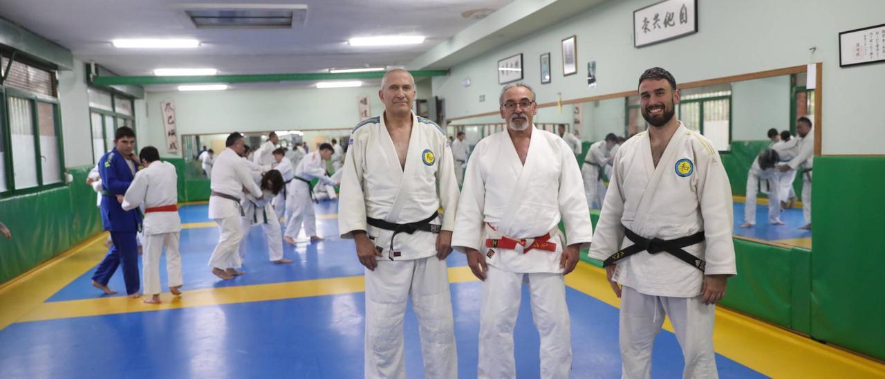 Por la izquierda, Pedro Zamora, Máximo González y Rubén Rodríguez, ayer, durante un entrenamiento.