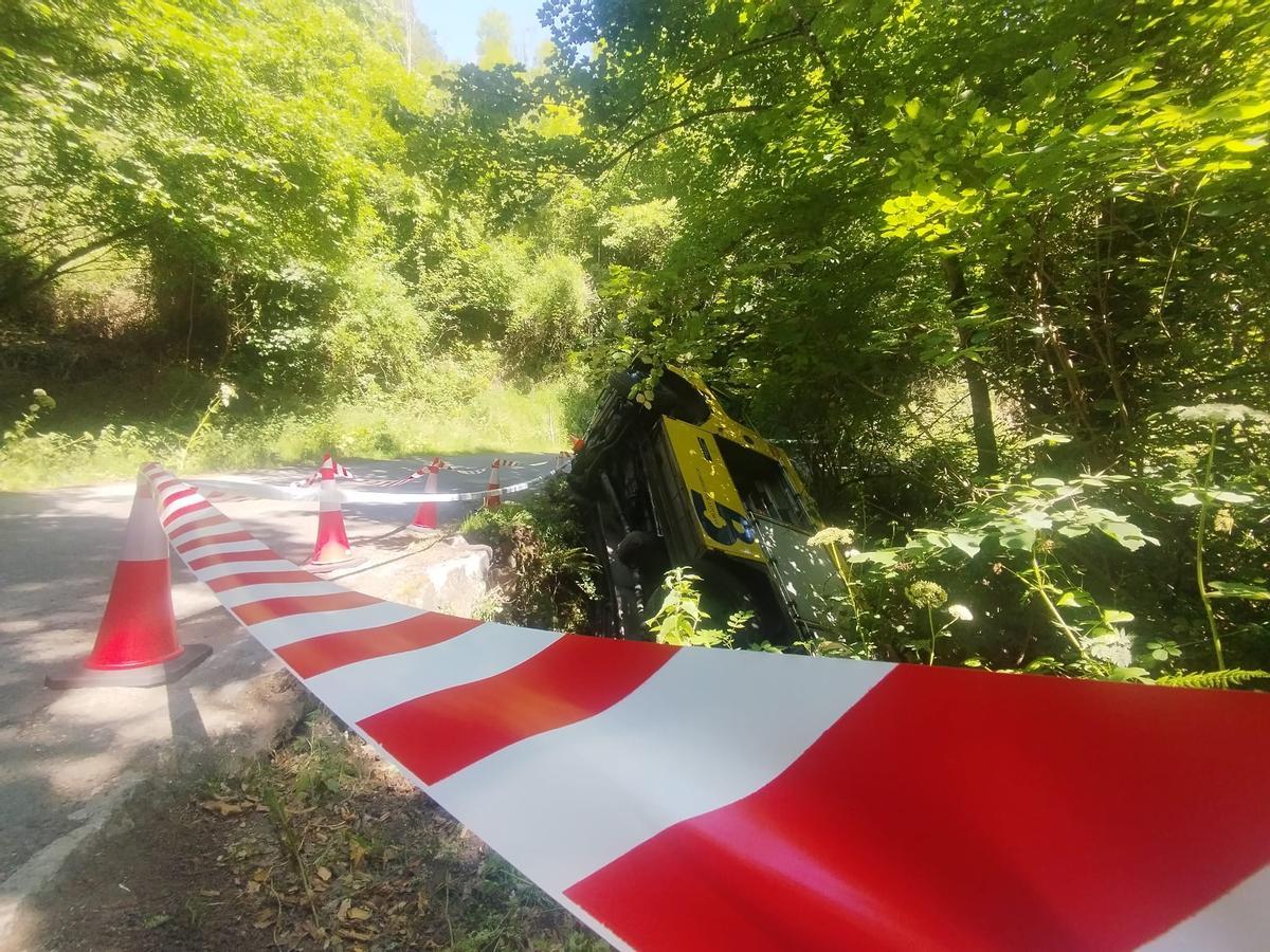 En imágenes, el camión de Bomberos de Asturias volcado en la carretera AS-311, enGrado