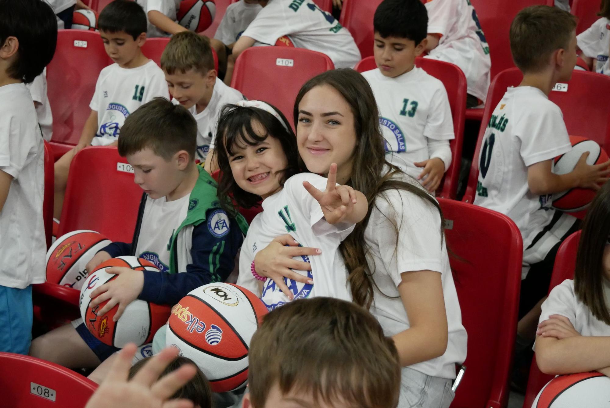 EN IMÁGENES | Reparto de balones de "Liga de Escuelas Ibercaja" en el Príncipe Felipe