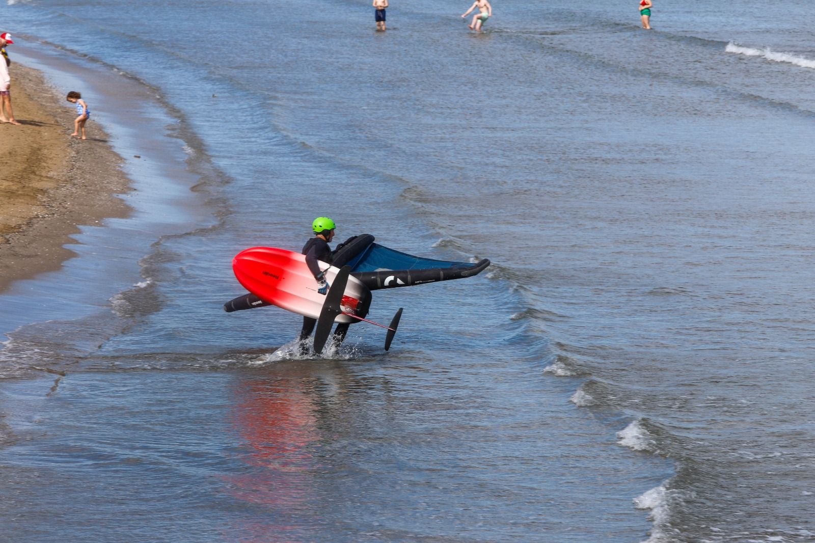 Los valencianos toman la playa en un sábado que roza los 30 grados