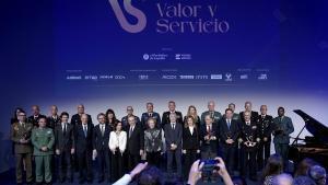Detrás, de izquierda a derecha, el inspector Ricardo Gutierrez; el intendente Carles Hernández Vilamajó, jefe de la Comisaría General de Información de la Policía de la Generalitat-Mossos d’Esquadra; el capitán de fragata, Joge Fernández Navarrete, comandante de la fragata Victoria; Eva García, presidenta y fundadora de ‘The Legacy’; el coronel Rafael Martos Villarino; el coronel Miguel Ángel Pérez Cabrera, jefe del 43 Grupo de las Fuerzas Aéreas; el comisario principal Carlos Antonio Vázquez Ara, director de la Escuela Nacional de Policía; Silvia Gamo, directora general de la Fundación Círculo de Tecnologías para la Defensa y la Seguridad; el general de División Tomás García Gazapo, jefe de la Agrupación de Tráfico de la Guardia Civil; el coronel Pedro Merino Castro, jefe de la Unidad Central Operativa de la Guardia Civil, y el inspector Miguel García Benlloch, jefe del Grupo de Robos de la Brigada Provincial de Policía Judicial de la Jefatura Superior de Valencia. Delante, de izquierda a derecha, coronel Juan Esteban Rodas, director de la Academia de Infantería de Toledo; el general de Brigada José Agustín Carreras Postigo, jefe de la Brigada Rey Alfonso XIII II de la Legión (BRILEG); Sergi Guillot, director general de Prensa Ibérica; Julián García Vargas, presidente de Fundación Feindef y exministro de Defensa; Aitor Moll, consejero delegado de Prensa Ibérica; Margarita Robles, ministra de Defensa; Javier Moll, presidente de Prensa Ibérica; Arantza Sarasola, vicepresidenta de Prensa Ibérica; Fernando Grande-Marlaska, ministro del Interior; Ainhoa Moll, adjunta a presidencia y directora editorial de Prensa Ibérica; Javier Solana, presidente de EsadeGeo, exministro y exsecretario general de la OTAN; Ricardo Domínguez García-Baquero, presidente de Navantia; el almirante general Antonio Piñero Sánchez, jefe del Estado Mayor de la Armada; el subinspector Jesús Luján Chumillas y el guardia civil Jean Paul Bidias-Ndoe.