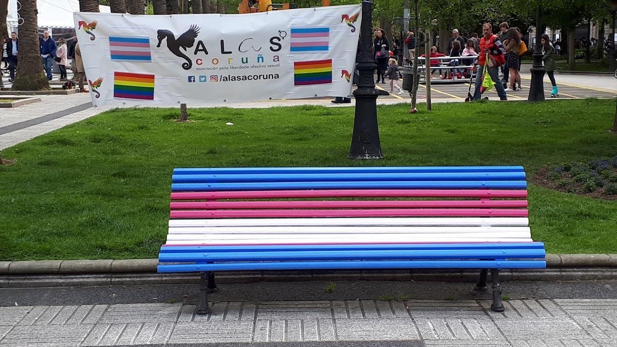un banco pintado con los colores de la bandera trans