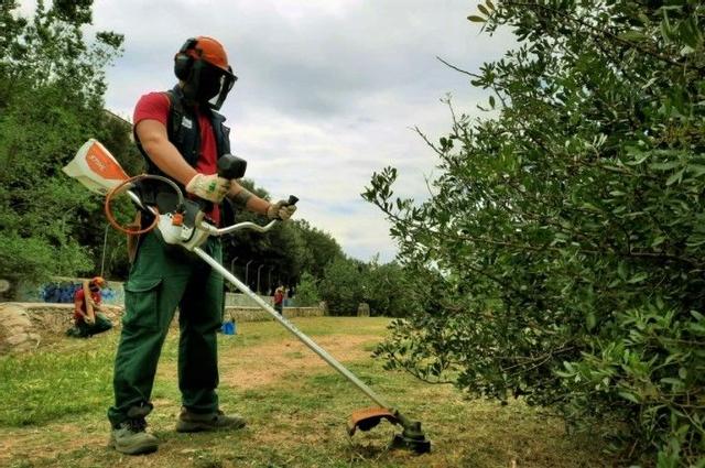 Uno de los jóvenes contratados realizando tareas de limpieza.