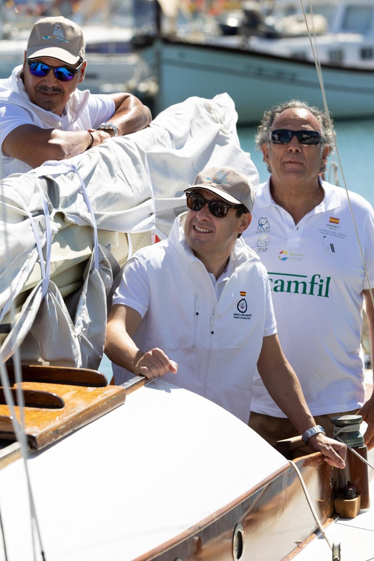 Juanma Moreno, a bordo del barco.