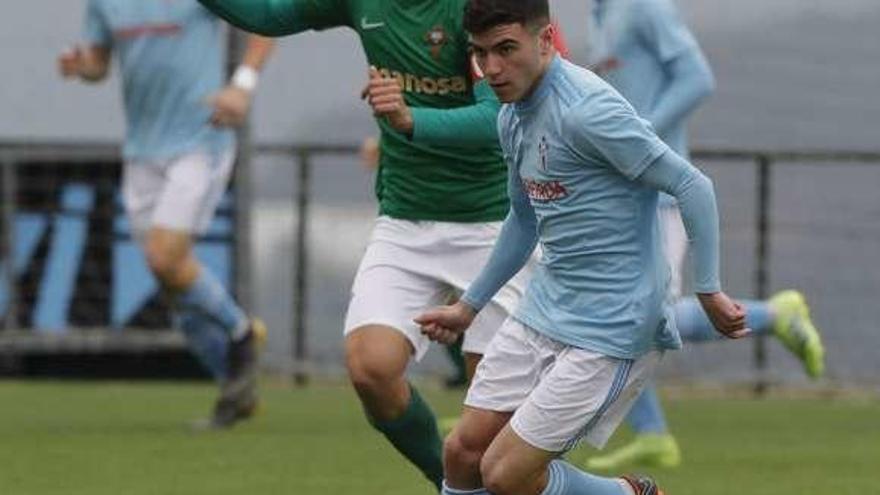 Un jugador del Celta conduce el balón. // Alba Villar