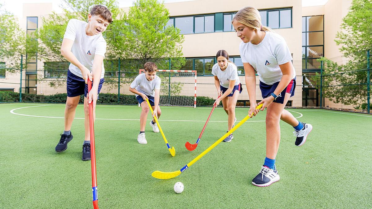 Los juegos al aire libre no pueden faltar en el campamento de verano.