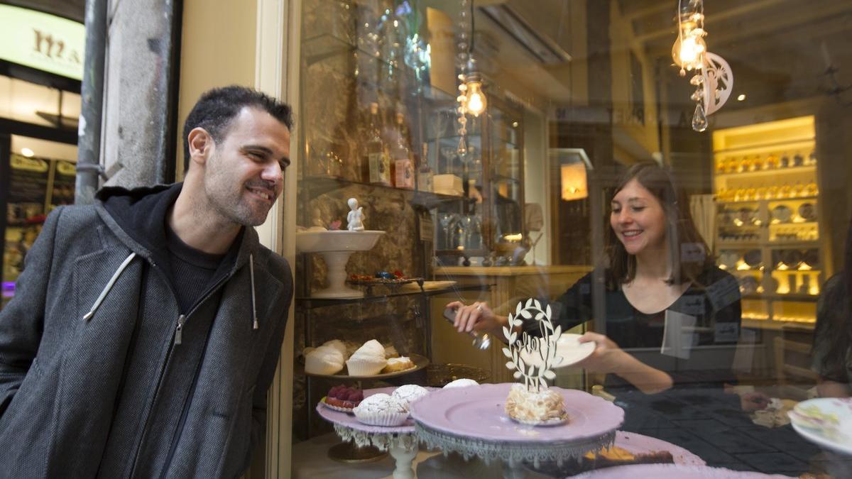 El actor Joan Vázquez, ante el mostrador de la cafetería Caelum