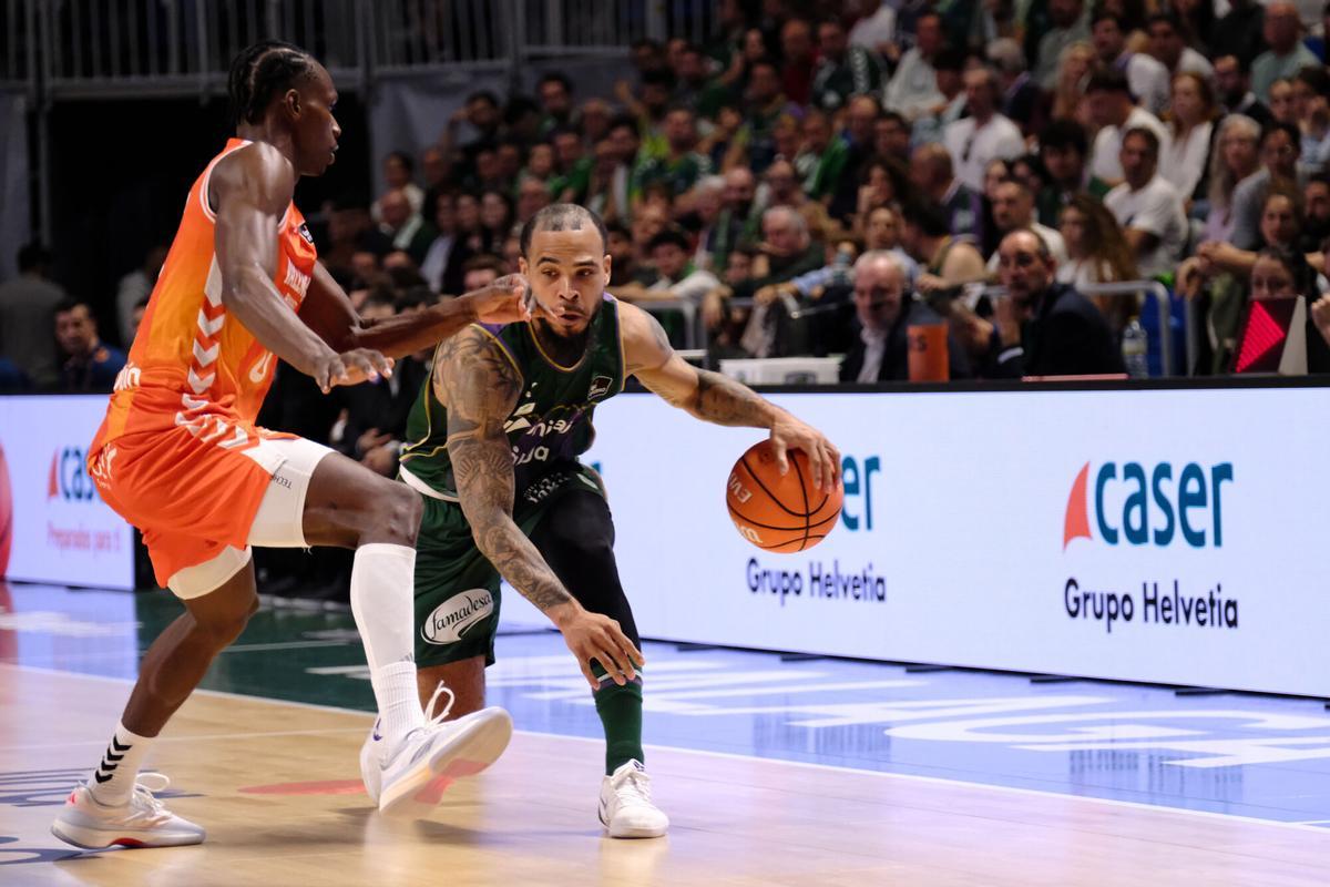 Imagen del partido entre el Unicaja Baloncesto - Valencia Basket, disputado este domingo 12 de abril en el Palacio de los Deportes José María Martín Carpena. Imagen del partido entre el Unicaja Baloncesto - Valencia Basket, disputado este domingo 12 de abril en el Palacio de los Deportes José María Martín Carpena.