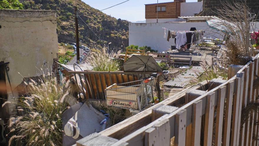 Estado de abandono del barranco que pasa por la trasera del barrio de Los Lavaderos