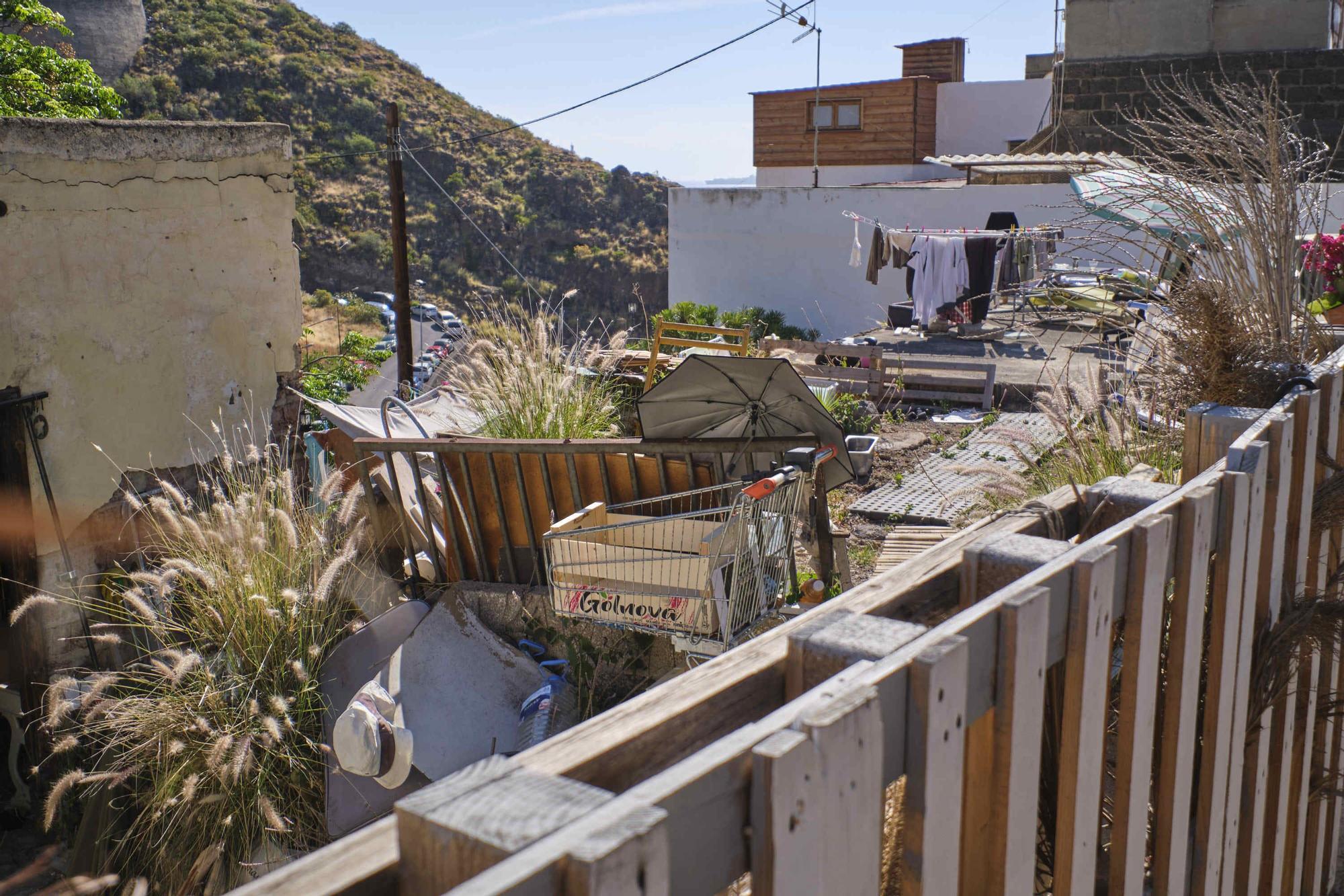 Estado de abandono del barranco que pasa por la trasera del barrio de Los Lavaderos