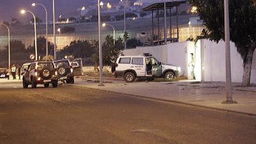 Vista del amplio dispositivo de seguridad que se desplegado en las inmediaciones de la frontera de Beni-Enzar por la Policía Nacional y la Guardia Civil, reforzado por la Policía Local de Melilla. Entre 60 y 70 subsaharianos han intentado entrar por la fuerza esta madrugada a Melilla por el puesto fronterizo Beni-Enzar, el paso principal entre la ciudad autónoma y Marruecos, arrollando tanto a la policía marroquí como a la Policía Nacional y la Guardia Civil que custodiaban ambos lados de la frontera.