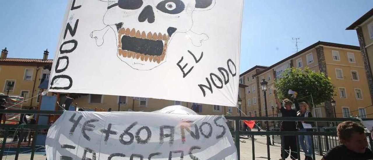 Dos pancartas alusivas a los desahucios en el Nodo desplegadas en el barrio con motivo de una pasada movilización en defensa de los inquilinos.