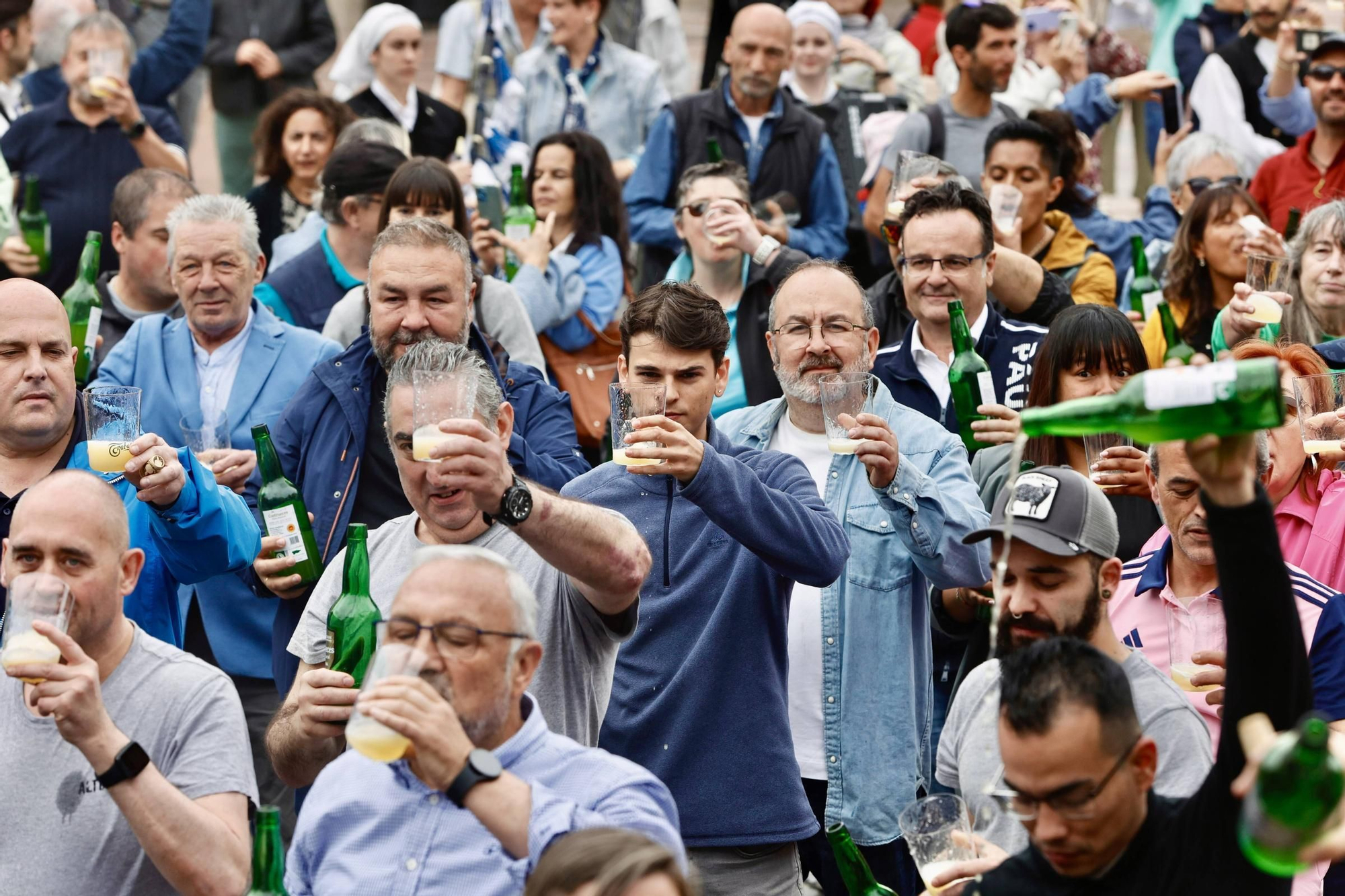 Cientos de brazos al aire junto a la Catedral de Oviedo para que la sidra sea patrimonio de la humanidad