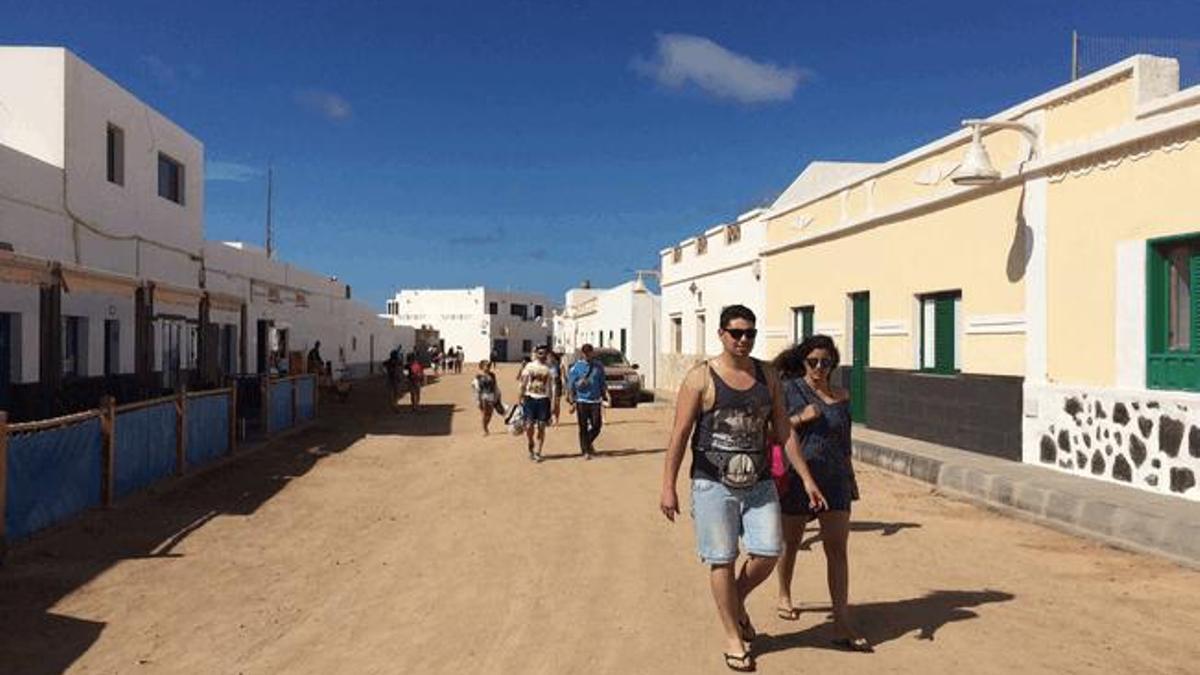 Turistas en Caleta del Sebo, en La Graciosa, en una imagen de archivo.