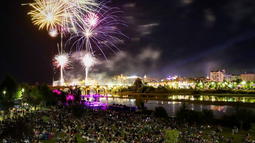 Más de 100.000 personas disfrutan en Badajoz de los fuegos arficiales desde los parques del río y los puentes