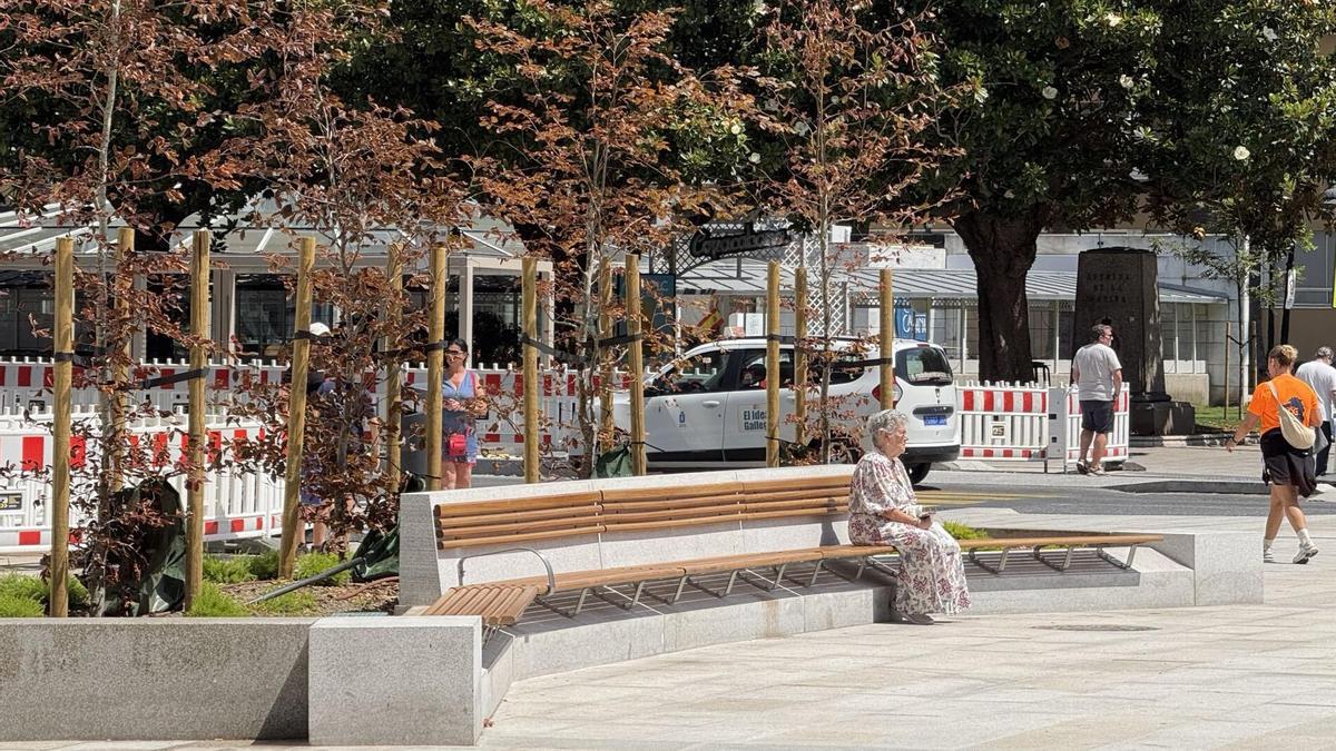 El Obelisco de A Coruña ya tiene nuevos bancos