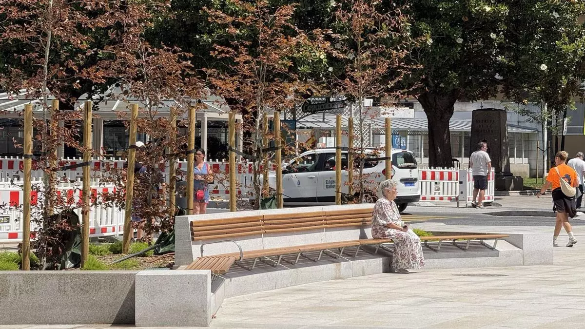 El Obelisco de A Coruña ya tiene nuevos bancos