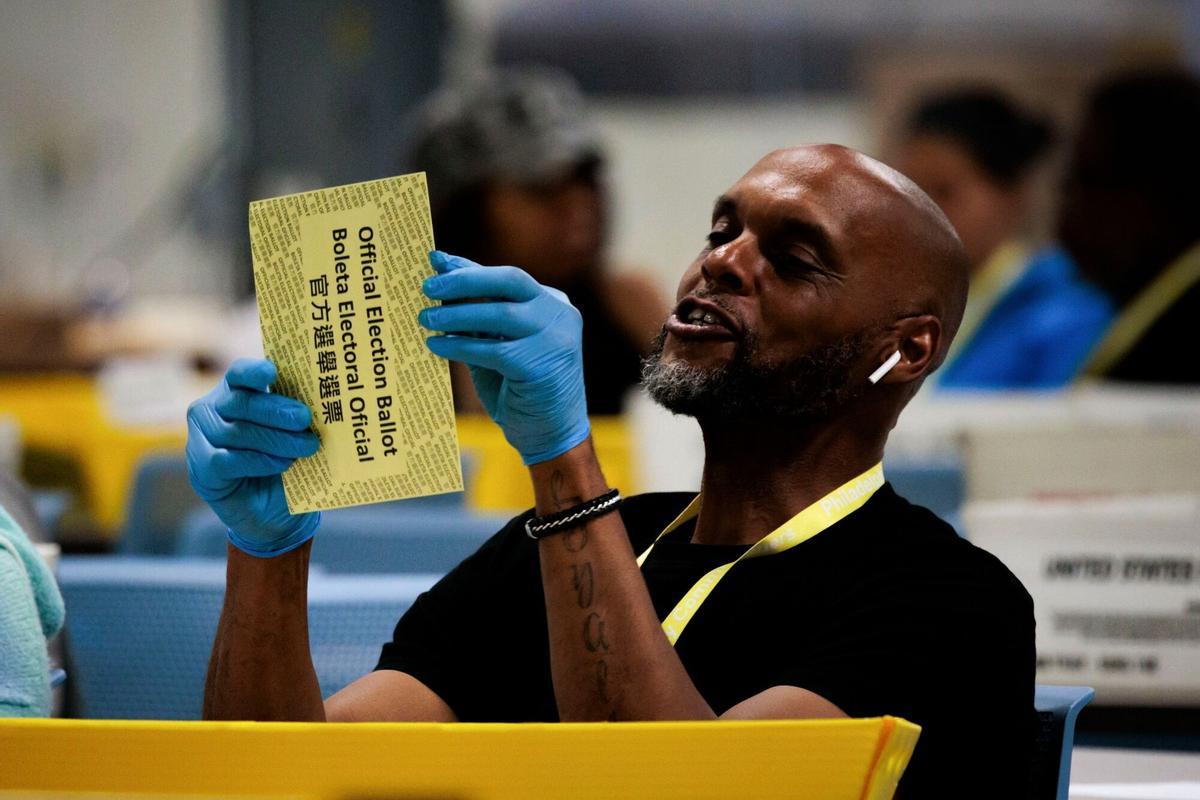 Un trabajador en un centro electoral de Pensilvania (EEUU).