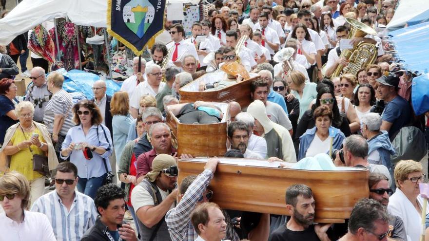 Seis féretros salen en la procesión de de Santa Marta de Ribarteme