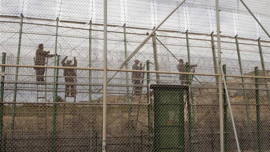 Melilla queda vallada con cuchillas pese al rechazo general