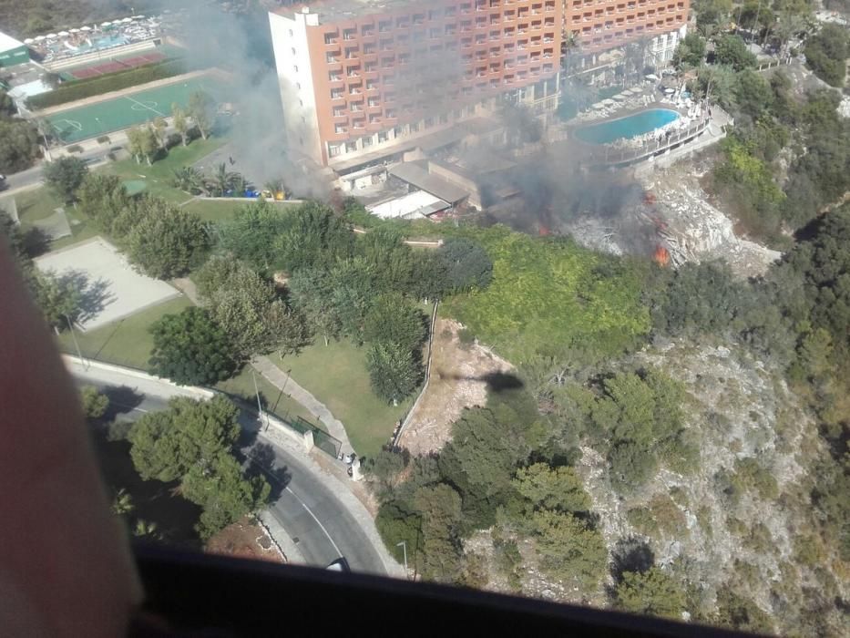 Desalojadas 800 personas por un incendio declarado cerca de un hotel en Cala Antena