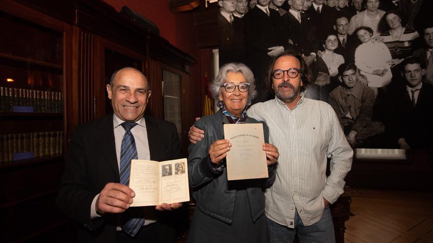 El Ateneo Republicano dona un cuaderno escolar de la actriz María Casares a la casa-museo Casares Quiroga