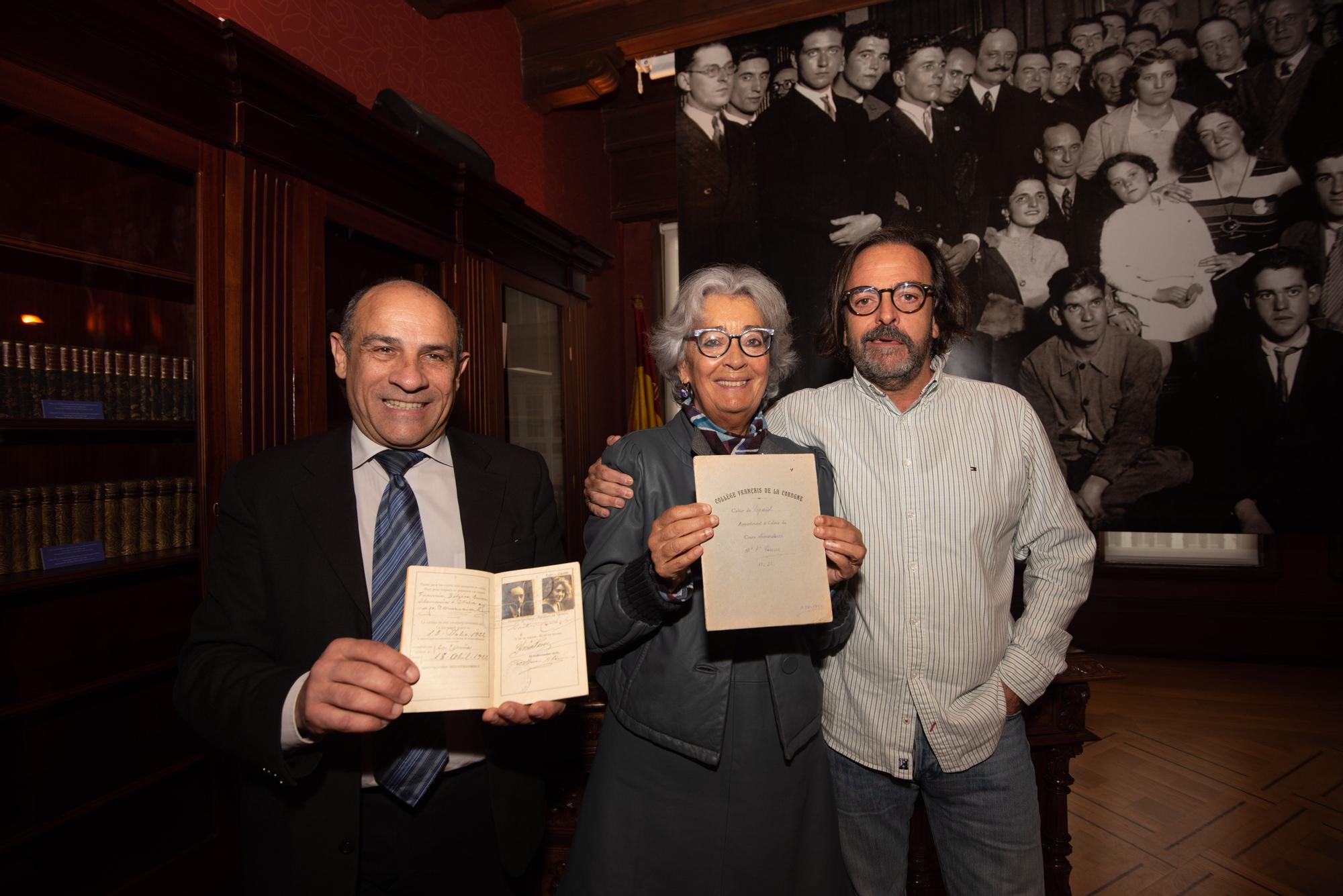 El Ateneo Republicano dona un cuaderno escolar de la actriz María Casares a la casa-museo Casares Quiroga