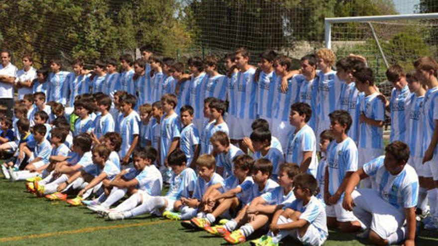 Los integrantes de la Escuela de Fútbol del Málaga en Chile posan con la camiseta blanquiazul.