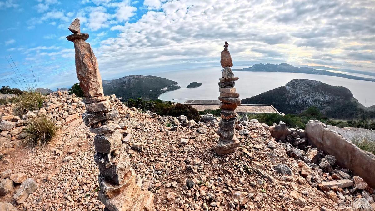 Piedras apiladas. Talaia d'Albercutx, Pollença. Marzo 2026.