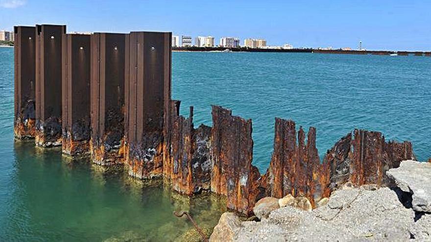 Las tablestacas clavadas en el fondo del mar por la empresa, oxidadas por el paso del tiempo.