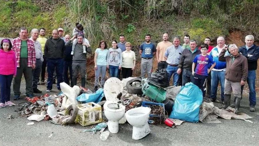 Los participantes en la jornada de limpieza, con todo el material rescatado de las aguas.