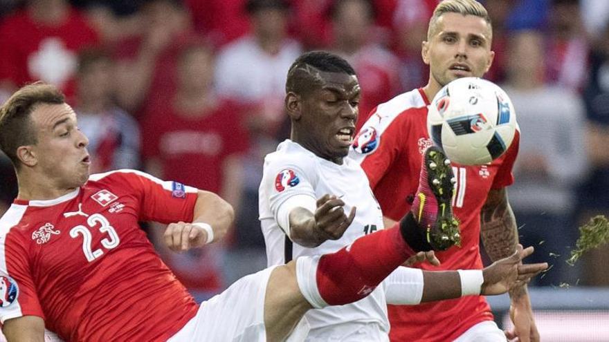 El suís Xherdan Shaqiri lluita una pilota amb Paul Pogba