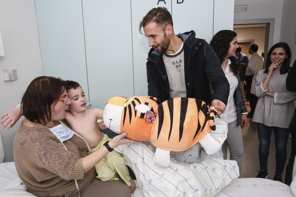 El Real Oviedo y el Oviedo Moderno visitan a los niños enfermos en el HUCA