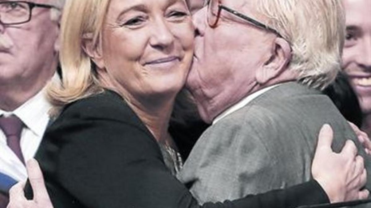 Cercanía 8 Marie Le Pen besa a su padre, Jean Marie.