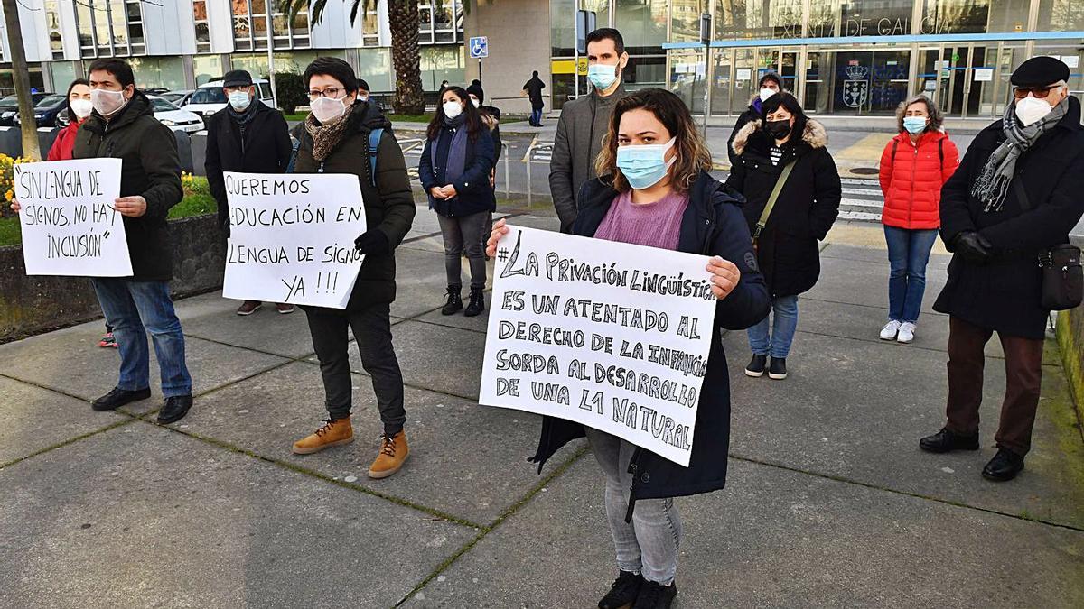 Concentración de familias de alumnos del colegio San Pedro de Visma, ayer. |   // VÍCTOR ECHAVE