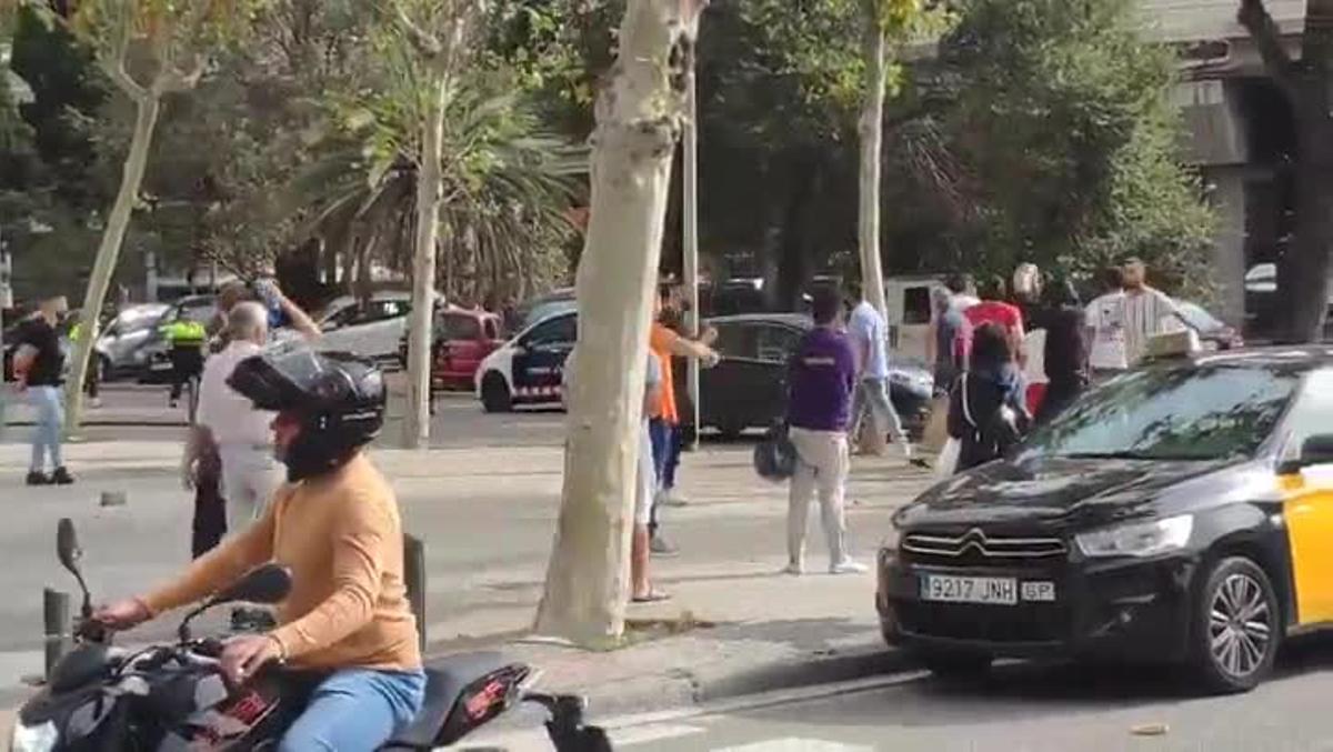 Grupo personas lanza piedras contra marcha independentista en Badalona.