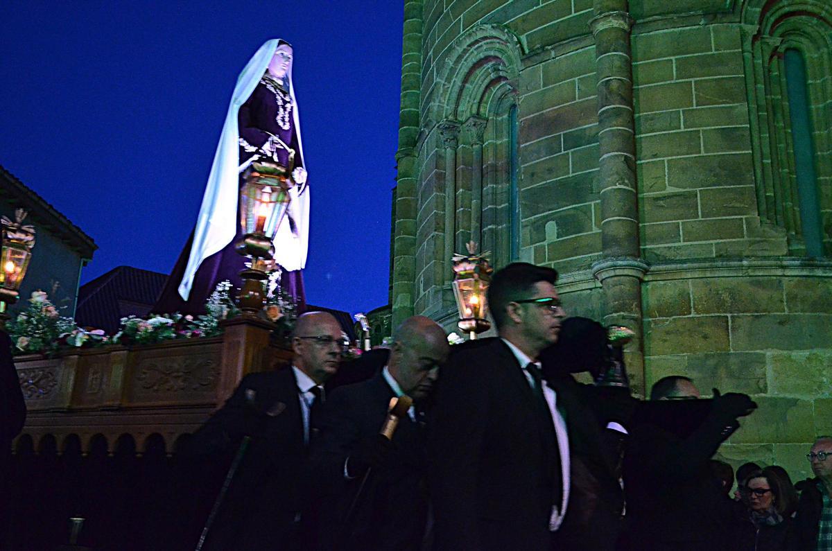 La Verónica abriendo el desfile procesional.