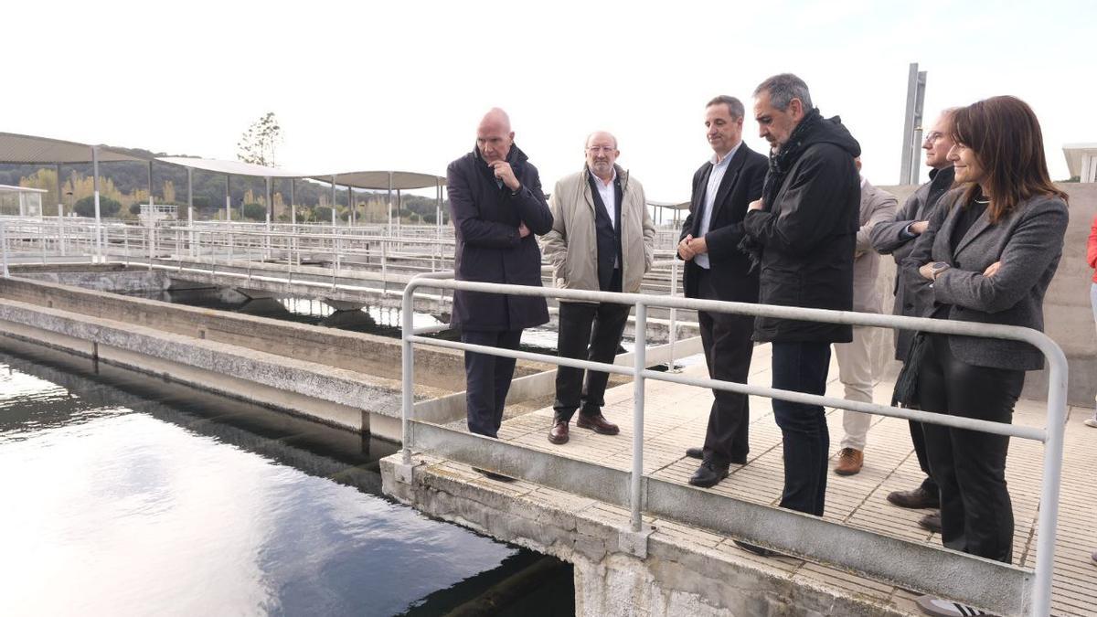 El conseller Mascort durante una visita a la Estació de tractament d’aigües potables (ETAP) del Ter.