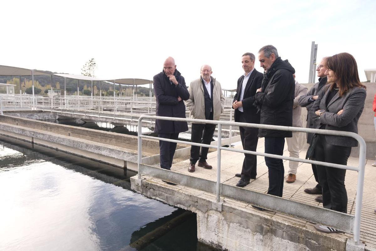 El conseller Mascort durant una visita a l’Estació de tractament d’aigües potables (ETAP) del Ter.