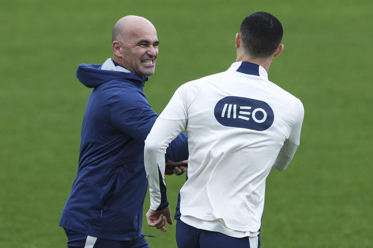 Roberto Martínez saluda a Cristiano Ronaldo en un entrenamiento