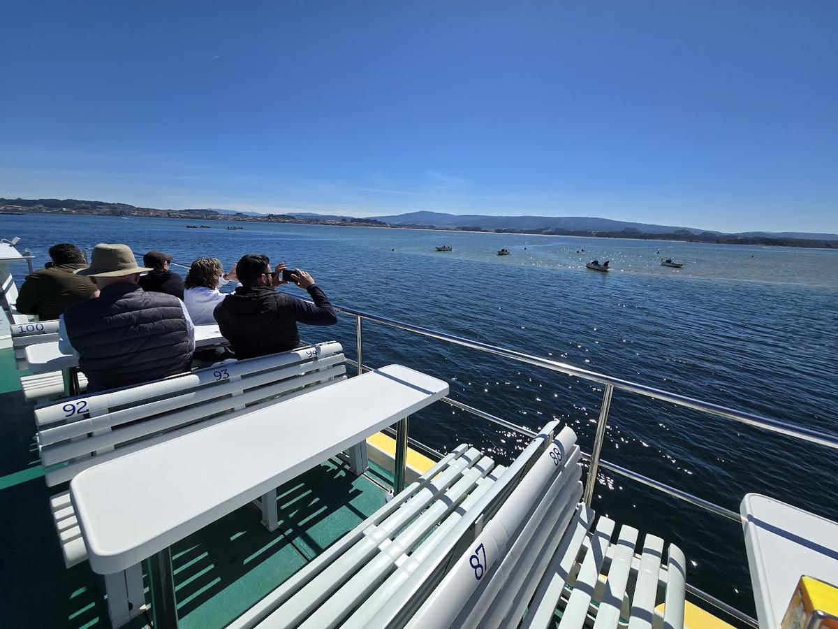 Los mariscadores observados desde la cubierta de uno de los barcos de pasaje de la naviera Cruceros del Ulla Turimares.