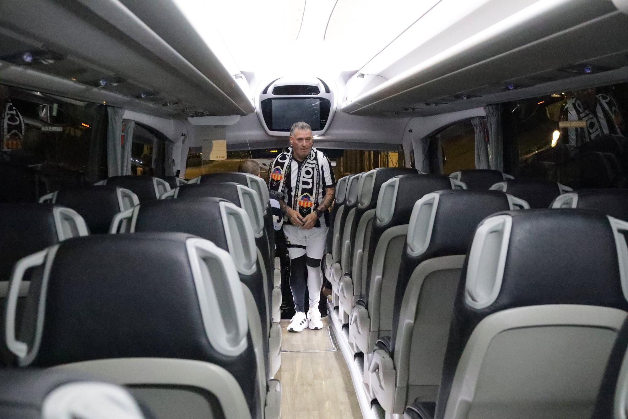 Galería | El autobús de los aficionados albinegros viaja lleno de ilusión a Riazor