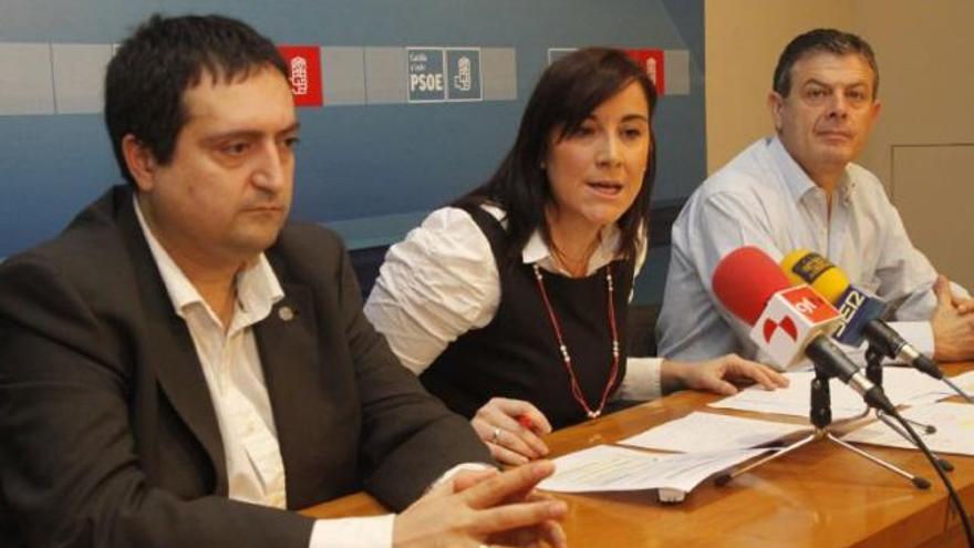 La senadora socialista Ana Sánchez junto a Fuentes (derecha) y Rodríguez.