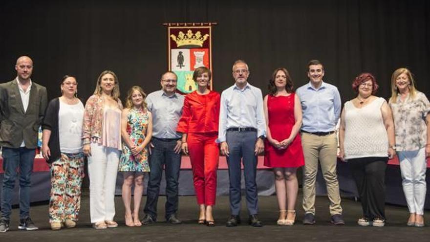 La alcaldesa, Marta Ortiz, junto al nuevo gobierno.