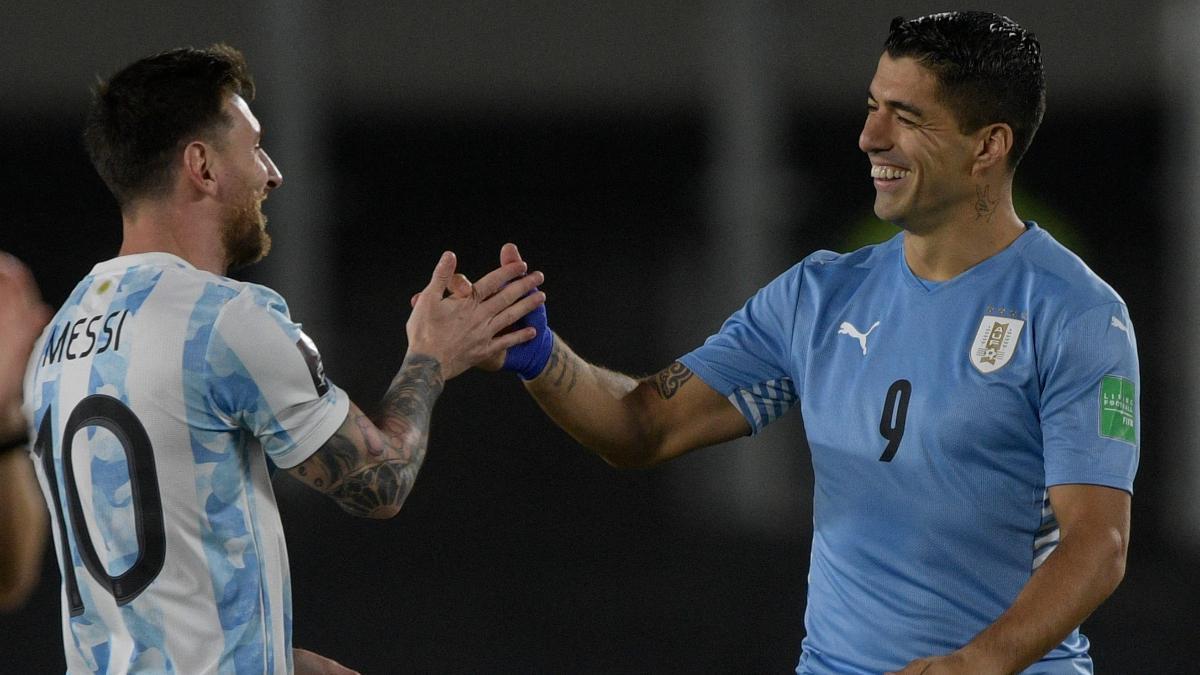 Luis Suárez saluda a Messi en la derrota ante Argentina por 3 a 0